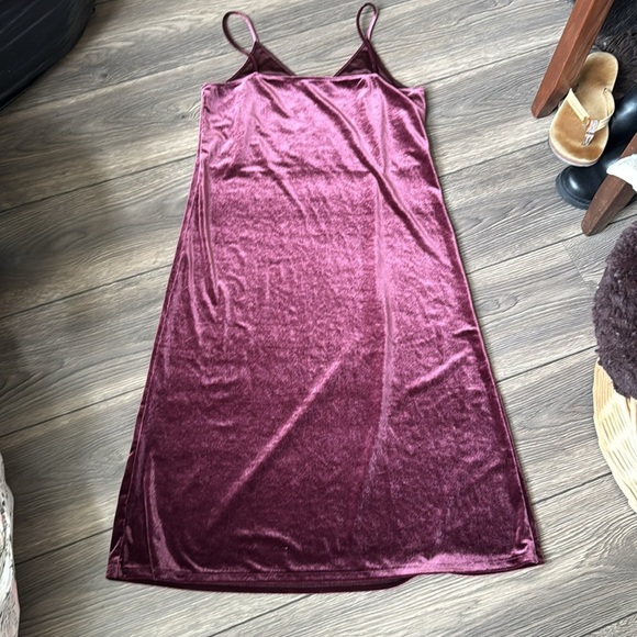 UNIQLO velvet camisole slip velour dress in burgundy size small - Picture 3 of 8